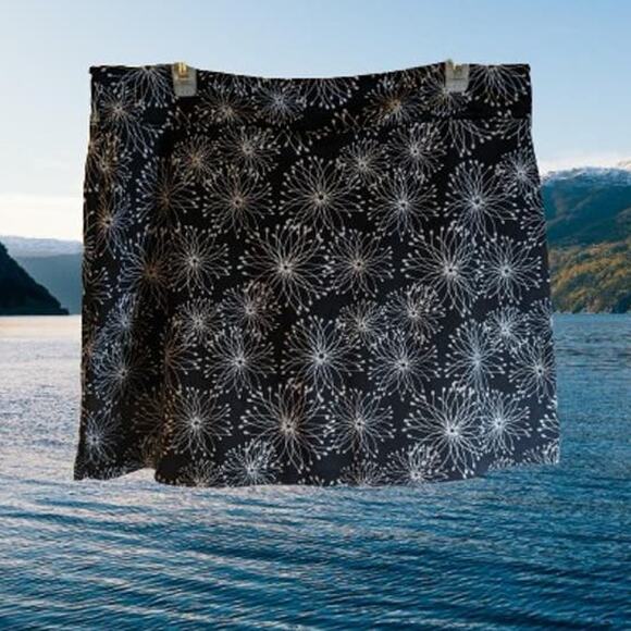 Tranquility by Colorado Clothing Large black and white poly blend stretch skorts - Picture 1 of 1